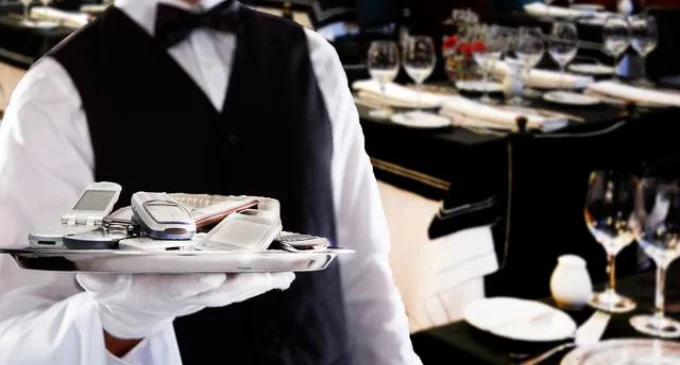 
			Hace rato que lo veníamos escuchando de afuera, de lugares como Nueva York o Londres, con restaurantes haciendo descuentos a quien apage sus celulares. Una moda que aterriza en Argentina, con la propuesta del Club del Progreso.