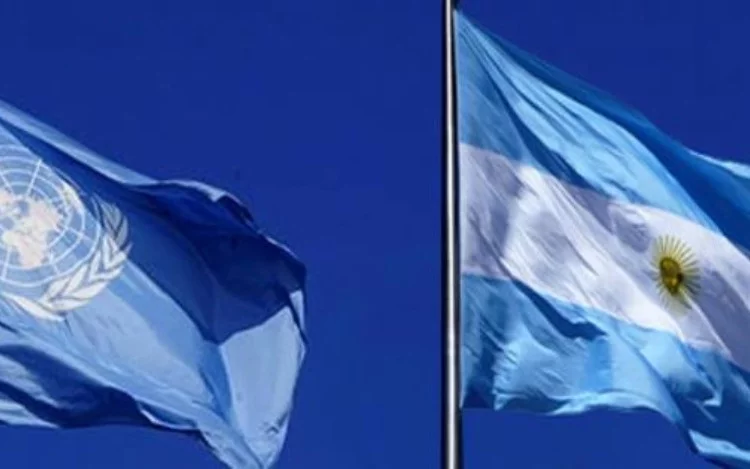 
			Naciones Unidas Argentina asume el compromiso de apoyar las acciones del Estado con la premisa de no dejar a nadie atrás. Hoy articula distintas líneas de cooperación para el suministro de bienes y servicios en la emergencia sanitaria: Adquisición urgente de 10 pabellones modulares de emergencia equipados, en etapa de instalación, con 824 camas de terapia adicionales, para Córdoba, Santa Fe y Chaco, además del conurbano bonaerense a través de UNOPS. Apoyo en educación, protección infantil, prevención violencia de género, provisión de alimentos a grupos poblacionales de extrema vulnerabilidad. Ayuda en recursos financieros locales de la oficina país, regionales (OPS) y Mundiales (OMS).