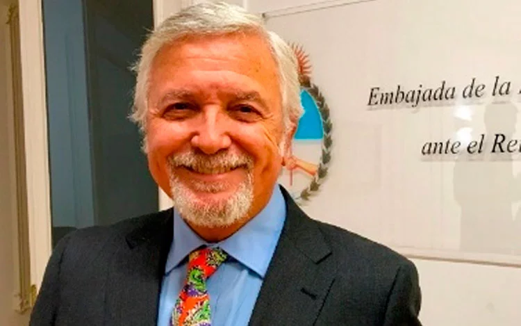 
			Referente indiscutido en materia de comercio exterior por su trayectoria de 38 años construyendo redes de distribución desde América hacia el mundo, el empresario Omar Romano Sforza encara ahora un nuevo desafío al sumarse como Director Asesor de uno de los grupos empresariales más innovadores del mundo: el consorcio Ilender.