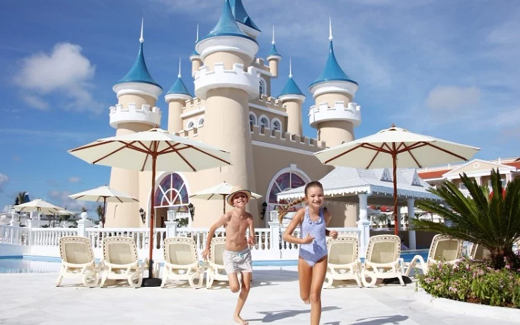 
			La nueva categoría Fantasia integrará a los establecimientos temáticos de la compañía, con servicios y actividades para toda la familia. Además, segmentará sus hoteles por experiencias: Treasure, Escape, Family & Friends.