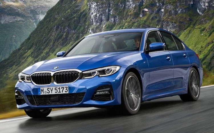 
			El BMW Serie 3 es el sedán deportivo más icónico del mundo. Hace más de 40 años, BMW estableció un nuevo segmento de vehículos: el coche ejecutivo deportivo compacto, con un motor potente, un diseño emotivo y una respuesta dinámica que crearon el puro placer de conducir.