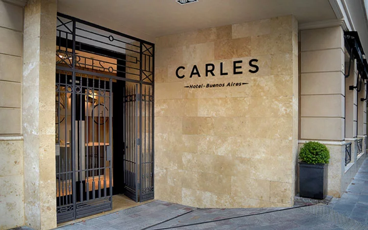 
			Un Hotel boutique ubicado en el barrio de Retiro que evoca con sutileza a la Buenos Aires de la década del 50, equilibrando la nostalgia con justas pinceladas de vanguardia.