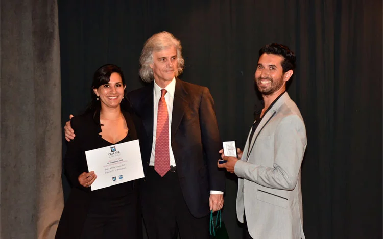 
			En el marco del evento inaugural, el prestigioso jurado, junto a representantes de los sponsors oficiales, entregó medallas y menciones especiales a las propuestas más audaces y creativas. Eva y Martín Gómez Soto y María Delia Zaccagnini recibieron los máximos galardones.