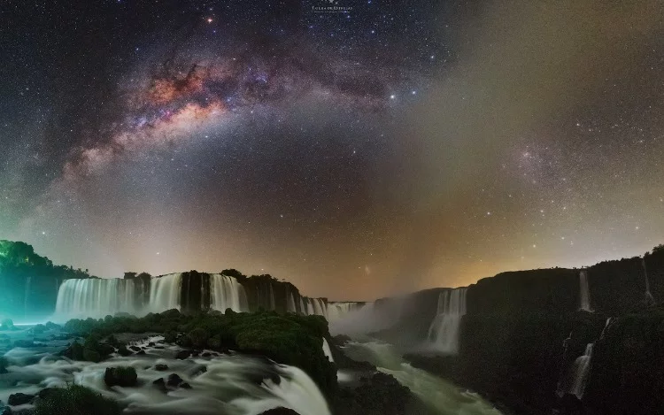 
			Fotógrafo Victor Lima revela fotografias com luz e composição rara da Maravilha Mundial da Natureza, à noite, com uma explosão de cores a milhões de anos-luz.