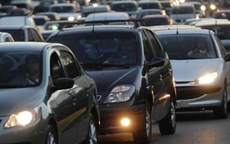 
			¿Tan sólo 5 segundos? La pregunta surge inexorablemente cada vez que se viaja en auto: ¿cuál es la distancia prudencial que hay que mantener con el vehículo que circula adelante nuestro? A continuación, les brindamos una serie de recomendaciones para saber cómo hacerlo correctamente y evitar siniestros.