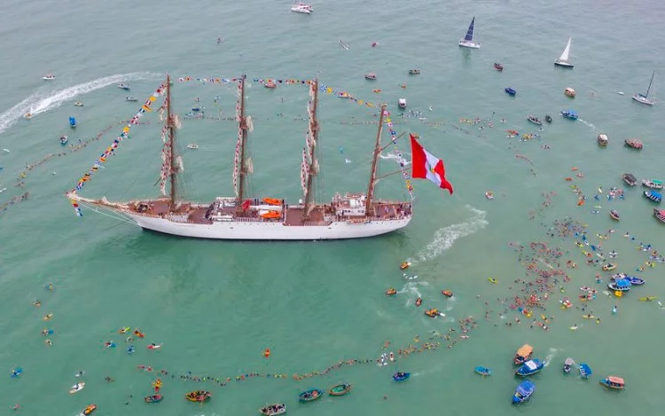 
			Los manifestantes, entre nadadores, surfistas, pescadores, entre otros, formaron un círculo alrededor de la embarcación de la Marina de Guerra, como símbolo de unión entre los peruanos.