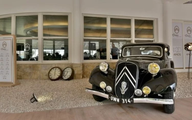 
			Exhibe 3 modelos emblemáticos del diseño automotriz y ofrece test-drive de la serie especial “Origins”.