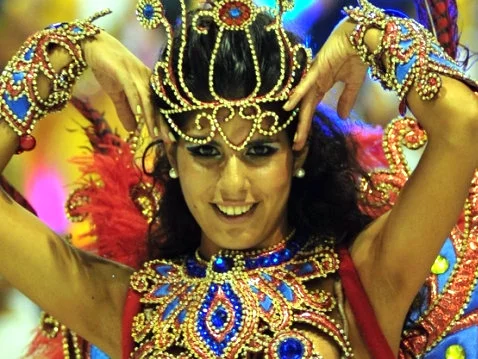 Es una de las tradiciones culturales, sociales e hist&oacute;ricas m&aacute;s representativas de cada lugar en el mundo. El carnaval no s&oacute;lo es una celebraci&oacute;n en si mismo, sino que refleja las ra&iacute;ces, los s&iacute;mbolos y la biograf&iacute;a de un pa&iacute;s