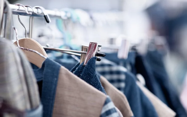Cómo armar un guardarropas sustentable en tu hogar