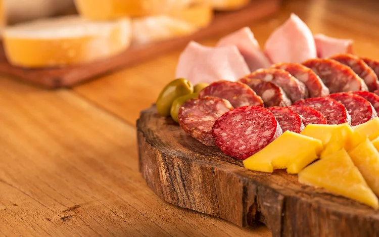 
			Caminos y Sabores es la feria del producto argentino que se llevará a cabo del 6 al 9 de julio en La Rural. Allí, varias decenas de productores de los rincones más variados del país le dan una nueva dimensión a la pasión por comer de los argentinos. Consejos para armarte tu propia selección nacional.