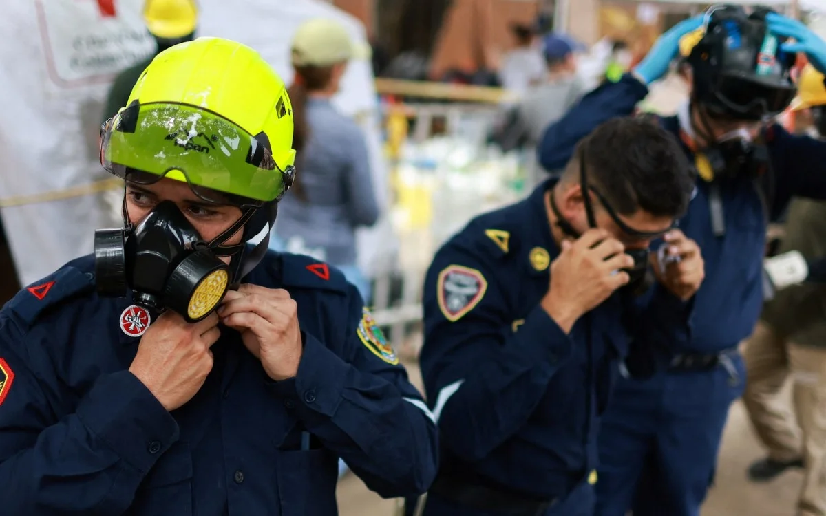 
			La forma más segura de ayudar a las víctimas del terremoto de magnitud 7,4 que golpeó el occidente de Colombia es hacerlo mediante organizaciones y centros de acopio oficialmente habilitados.
