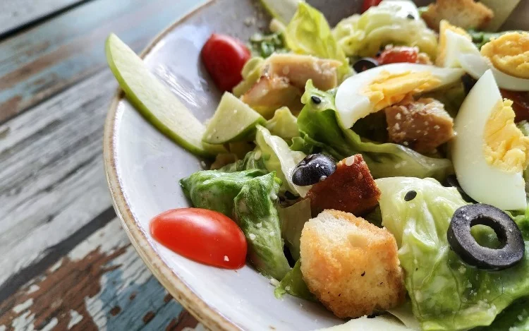 
			El equilibrio alimentario, durante la temporada de verano en ocasiones, padece variaciones a causa de las altas temperaturas ¿Qué hábitos debemos incorporar para evitar que nos afecte a una ola de calor?