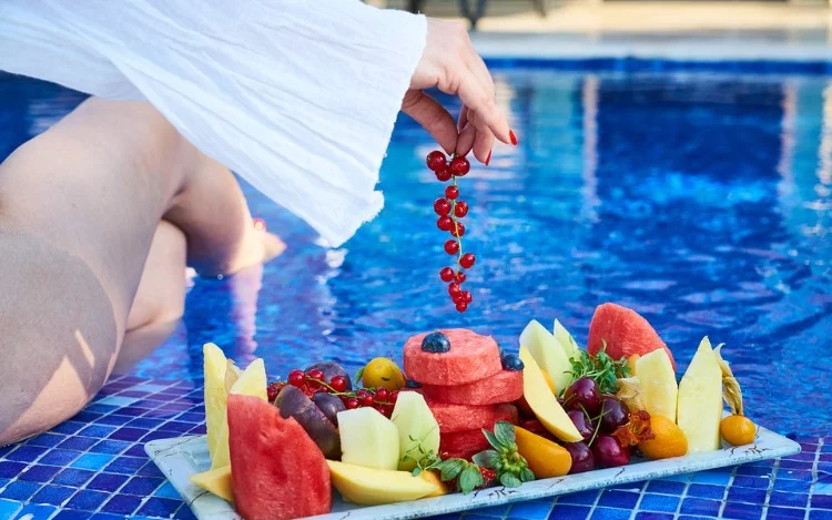 
			Operaciones bikini, deporte de impacto para tener más que enseñar, apariciones estelares en la playa o la piscina luciendo tipo... todo eso está muy bien; pero no te descuides una vez haya terminado el verano; porque la piscina la cierran, pero tu salud continúa contigo.