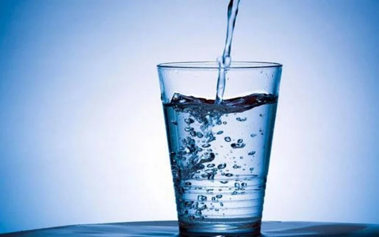 ¿Te suena aquello del vaso medio vacío o medio lleno? Tiene que ver con el optimismo, que es la capacidad de poner las emociones apropiadas a cada acontecimiento de la vida, y de no anticipar con lo negativo las cosas que aún no han sucedido.