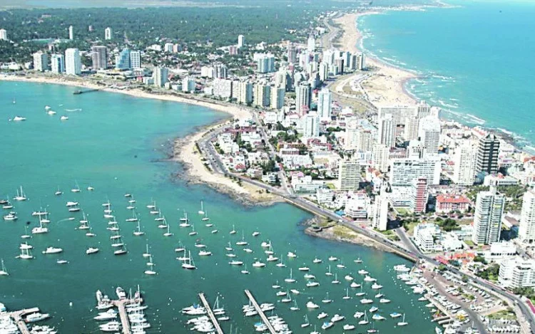 Celebridades e invitados especiales estarán presentes en el lanzamiento, que se realiza en el Predio de la Rural, y que promete novedades y beneficios para quienes viajen desde Argentina.