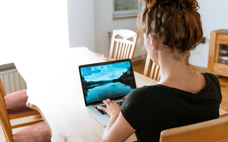 
			Según un estudio del Círculo de Directores de Comunicación (DIRCOMS), de octubre de 2021 al día de hoy se duplicó la cantidad de empresas que eligen la modalidad de teletrabajo para todos sus empleados.