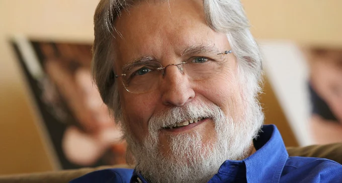 Neale Donald Walsch escribió el libro luego de tener un accidente que lo deja con una lesión en el cuello, sin trabajo, sin casa donde vivir, sin familia y sin dinero.
