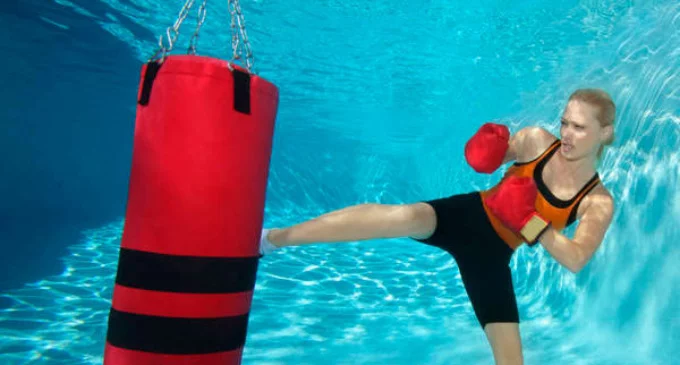 Mezcla entre el boxeo y el aguagym, entre sus beneficios se encuentra la tonificación y la reafirmación del cuerpo.