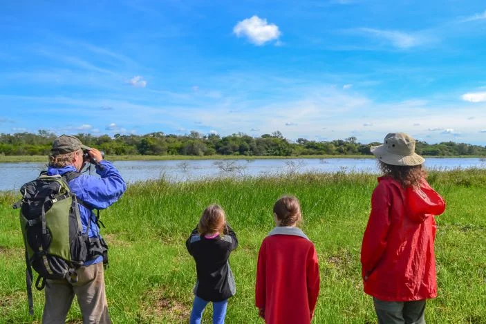 
			Los principales destinos carnavaleros tienen asociadas áreas naturales protegidas que ofrecen descanso y múltiples servicios a los visitantes. En las Yungas, el Litoral y Cuyo se puede vivenciar además el Carnaval de la Naturaleza.