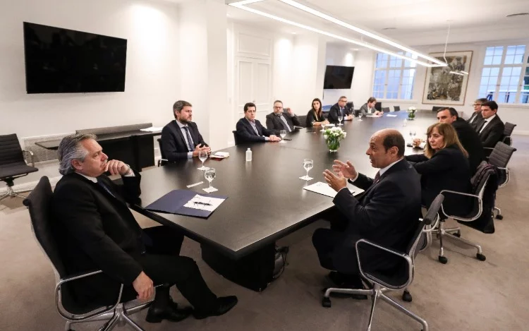
			El presidente de la Asociación de Hoteles, Restaurantes, Confiterías y Cafés (AHRCC), Ariel Amoroso, participó este lunes junto a otros directivos del sector turístico de una reunión con el Presidente de la Nación Alberto Fernández en la quinta presidencial de Olivos.