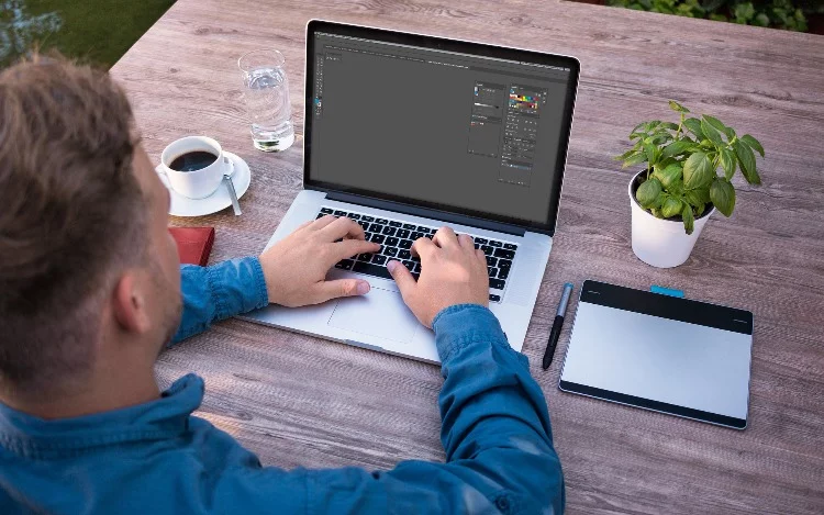 
			Una de las principales herramientas de los diseñadores, además de su ingenio creativo por supuesto, son una serie de programas informáticos con herramientas y funciones que les permiten realizar composiciones, retoques fotográficos, logos, en fin, todo lo que se les ocurra.