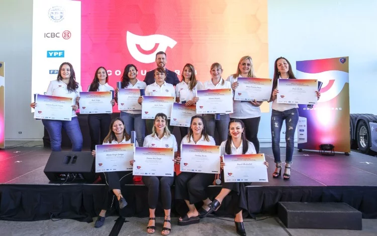 
			Como previa del Día Internacional de la Mujer, las egresadas de la tercera edición del programa de Scania Argentina recibieron su diploma de conductoras profesionales.