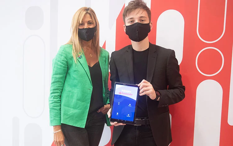 
			La app estará a disposición en tablets para clientes que se acerquen a las sucursales y que tengan alguna dificultad en su comunicación, lo que  permitirá una mejor gestión de sus servicios.