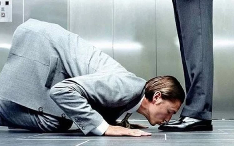 Cuando uno camina por la vida tiene dos formas de hacerlo, siendo complacientes con los demás o con uno mismo, mientras que con el primero haremos felices a los otros, realmente muy pocas veces seremos felices nosotros mismos.
