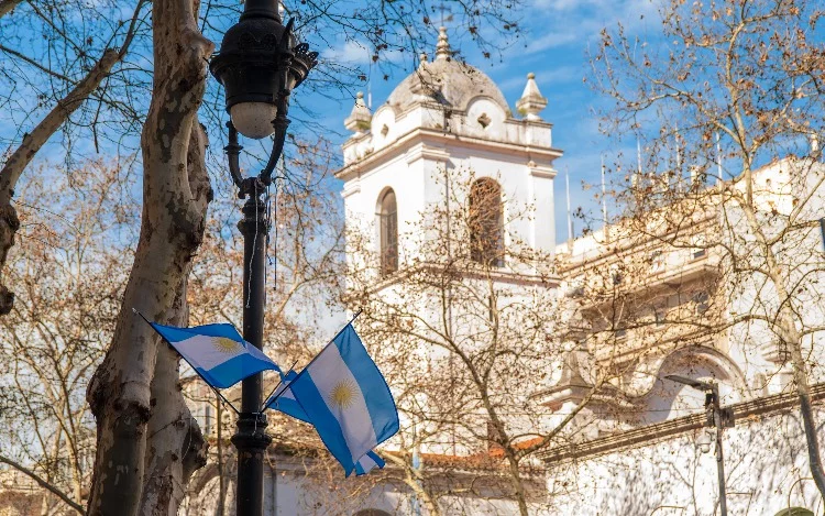 
			A través de distintos y variados escenarios digitales, se ofrecerá una oportunidad para que grandes y chicos aprendan, sean protagonistas y se diviertan con diversas propuestas, charlas en vivo de grandes referentes de la música, la historia y la gastronomía criolla.