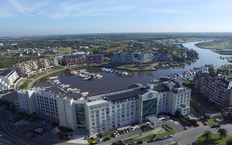 
			El Hotel ubicado en la Bahía Grande de Nordelta presentó su Summer Pack, un paquete de verano de 3 o 5 noches de alojamiento con múltiples experiencias y actividades. Una opción para desconectarse de la rutina a pocos minutos de Buenos Aires.