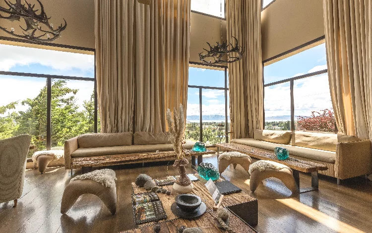 
			El cambio coincide con la inclusión de la etiqueta "by Wyndham" a once cadenas y la concreción de la adquisición de La Quinta, marca número 20 del Grupo.