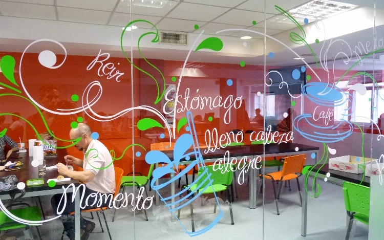 
			"Day Lunch" ofrece diariamente servicio de almuerzo a más de 2.000 empleados en 10 empresas. En todos los casos, apuntan a generar un momento de distensión y motivación que reconozca los nuevos vínculos con los espacios de trabajo de los millennials y la generación Z.