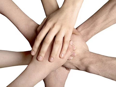 
			Los jóvenes, lejos del descreimiento o la indiferencia, han encontrado en las agrupaciones solidarias un vehículo para la concreción de sus sueños, objetivos y metas en torno a la ayuda social