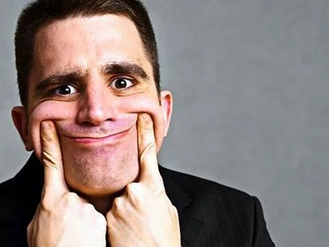 ¿Es capaz el cerebro humano de distinguir una sonrisa falsa?