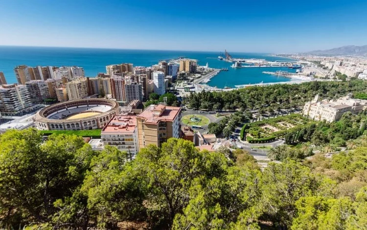 
			España ha abierto sus fronteras con todos los estados miembro de la Unión Europea desde el 21 de junio, coincidiendo con el fin del estado de alarma, además de eliminar la cuarentena para viajeros.