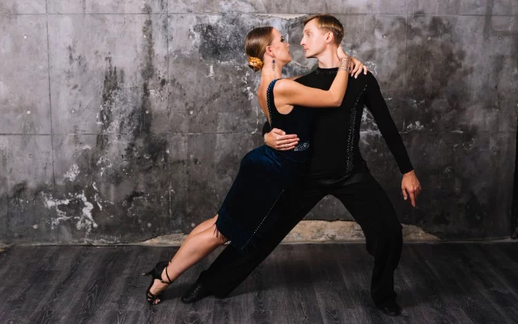 Entre tensiones y danzas diplomáticas, España y Argentina marcan una nueva era en sus relaciones, con intrigas políticas y gestos simbólicos que prometen cambiar el juego internacional.