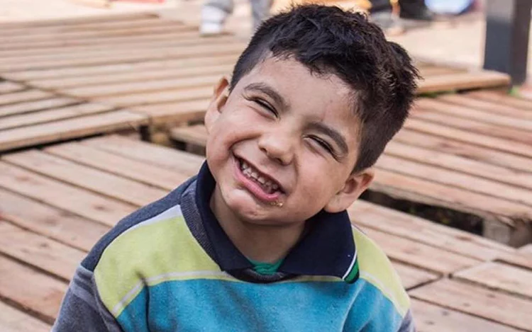 
			Hace tres años la ONG Pequeños Pasos lanzó Tu Famoso Ayuda, la cadena solidaria donde se generan experiencias con famosos y lo recaudado se dona. Varios famosos e influencers ya donaron su tiempo.