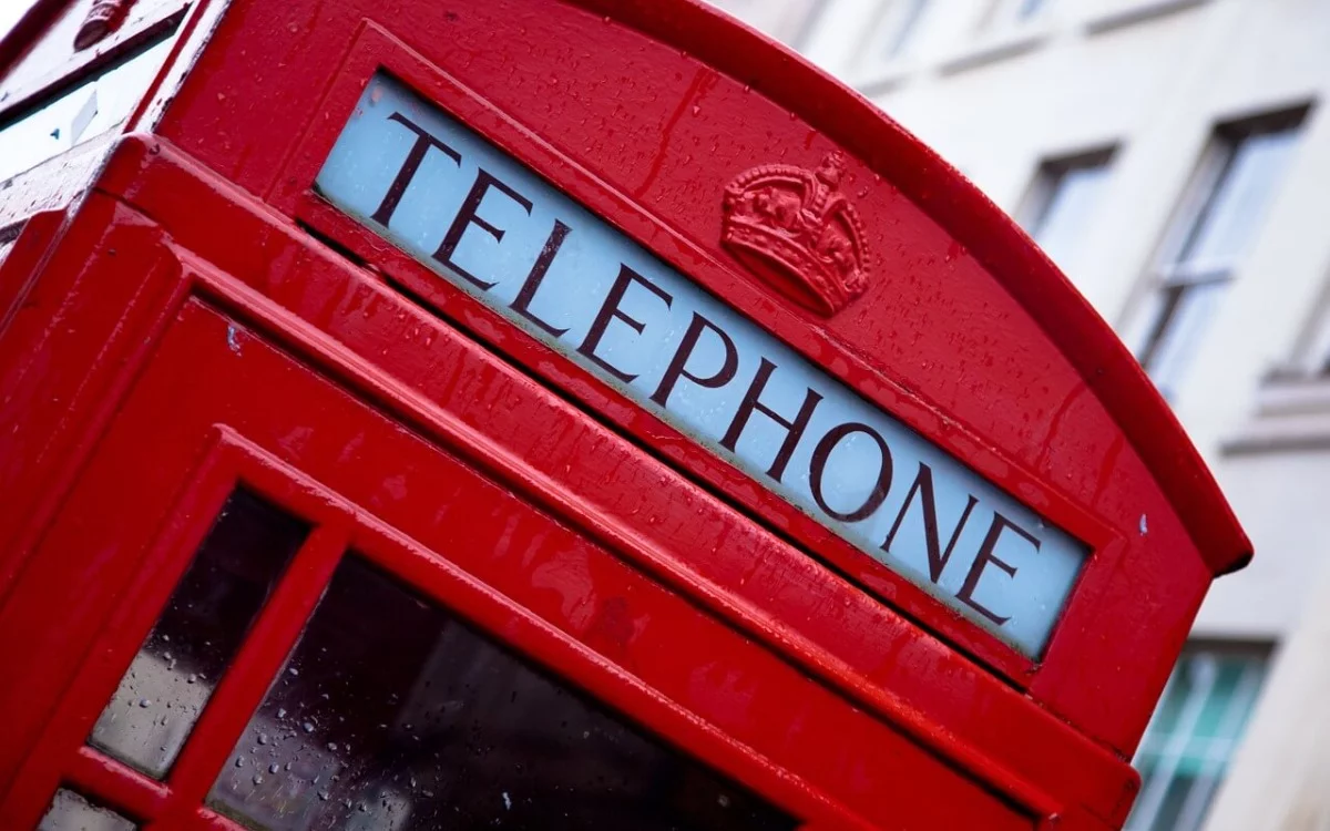 Este hombre de 89 años enfrenta a una multinacional por una cabina telefónica