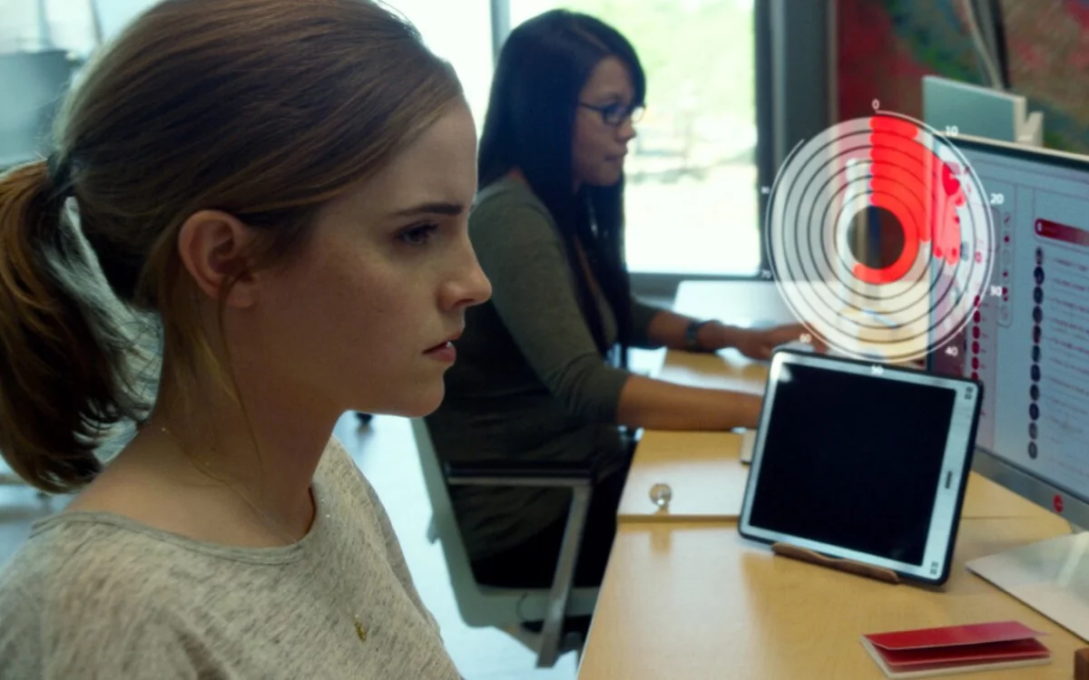 En The Circle, película de 2017, la transparencia total se convierte en tiranía y anticipa el choque entre soberanía digital y vigilancia corporativa.