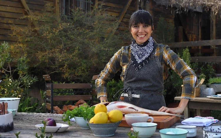 
			La inconfundible chef apasionada de la parrilla regresa al único canal de cocina 100% en español de América Latina con una nueva serie donde las carnes, pescados, kebabs y otras delicias preparadas sobre el fuego y al aire libre serán las protagonistas. “Felicitas parrillera” estrena el lunes 4 de noviembre a las 20.30 y 22.30 (DirecTV) por El Gourmet con un concurso único para ganar una invitación a un asado de la mano de la chef y conductora, Felicitas Pizarro.
