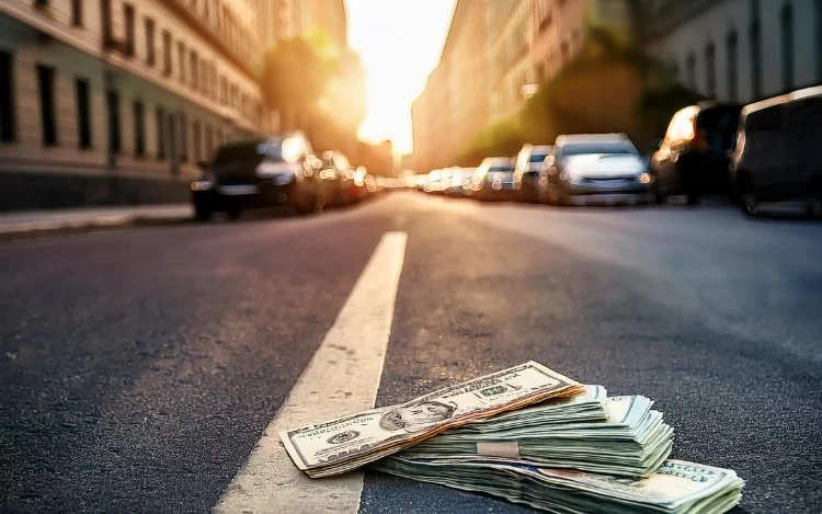 Historias insólitas de personas que encontraron dinero y tuvieron que tomar una decisión difícil