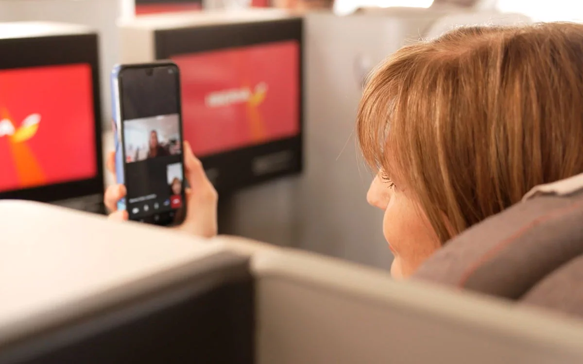 
			Iberia realizó el primer vuelo de su flota equipado con WiFi gratuito de alta velocidad de Starlink, convirtiéndose en la primera aerolínea española en incorporar esta tecnología.
