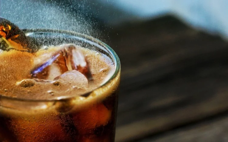 
			Cuando lo positivo es tomar conciencia. El alto consumo de estos líquidos genera obesidad y efectos adversos en la salud.