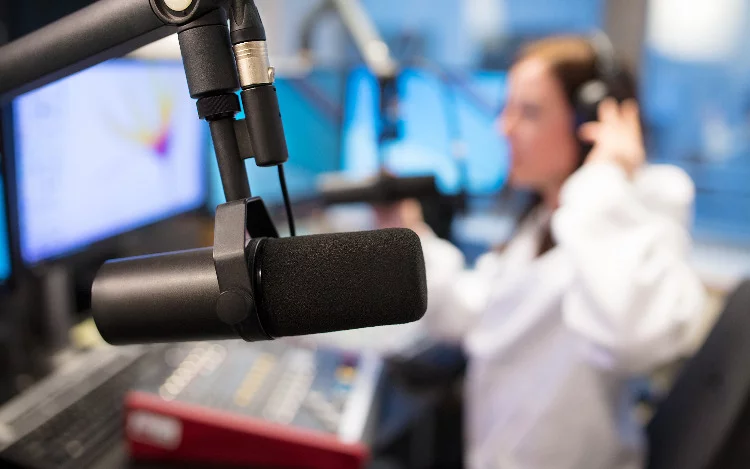 
			Será vía para difundir el mensaje de unidad al que la Secretaría de Gobernación ha llamado ante la situación que se vive en el país. Bajo el eslogan ¡México está en tus oídos!, la renovada transmisión estará a cargo de “la Reina Chula” Marisol Gasé y el “Poeta de la Ciencia” Pepe Gordon. En el primer programa se transmitirá una entrevista exclusiva con el subsecretario de Prevención y Promoción de la Salud, Hugo López-Gatell.