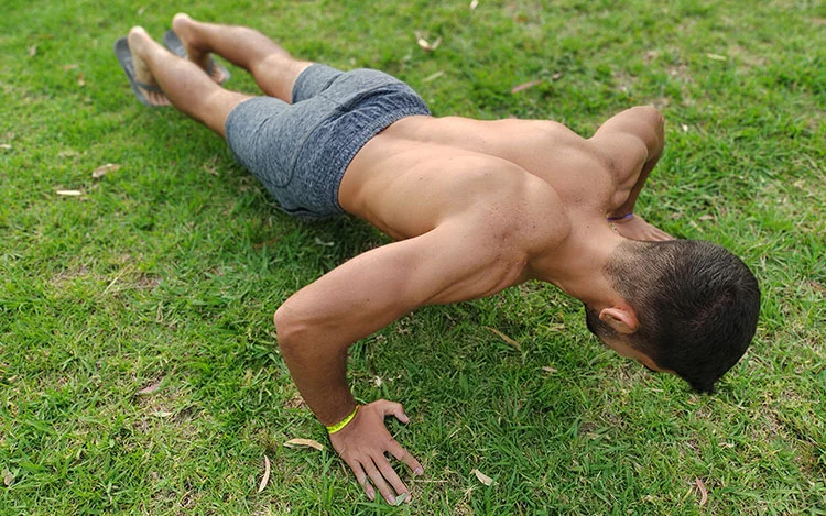 En primer término la práctica de un deporte favorece la salud física y mental, previniendo y disminuyendo la probabilidad de contraer enfermedades durante la adultez.