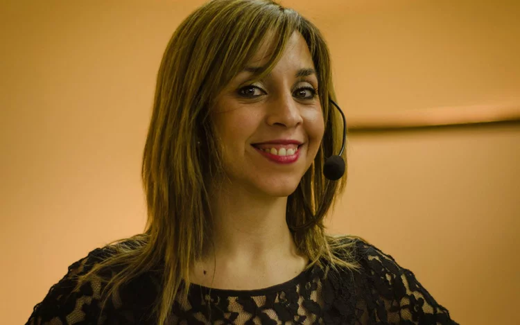 
			Su objetivo es resolver los bloqueos emocionales y traumas inconscientes.