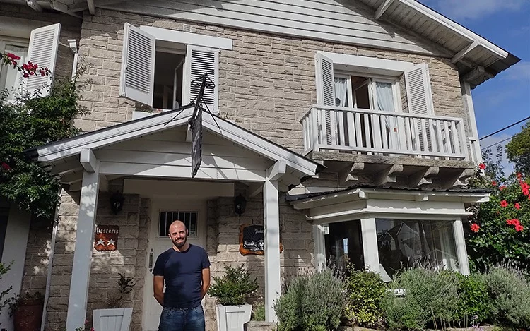 
			Visitamos la "Ciudad Feliz" y tuvimos la "suerte" de conocer esta particular hostería, que combina la calidez del hogar con la atención personalizada de Giuseppe, su propio dueño. Resultado: una experiencia para recomendar y una historia para conocer.