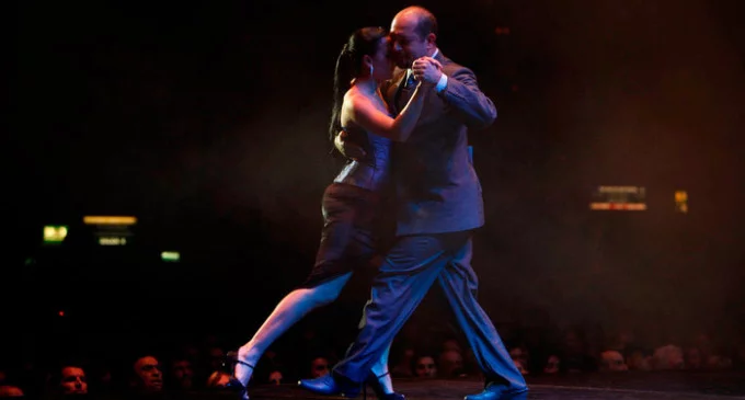 Habrá espectáculos y recitales gratuitos en distintos bares notables de la Ciudad, capital mundial del tango. La música ciudadana, "Patrimonio Cultural de la Humanidad", recuerda la fecha de nacimiento de Carlos Gardel y Julio de Caro, dos de sus destacados intérpretes