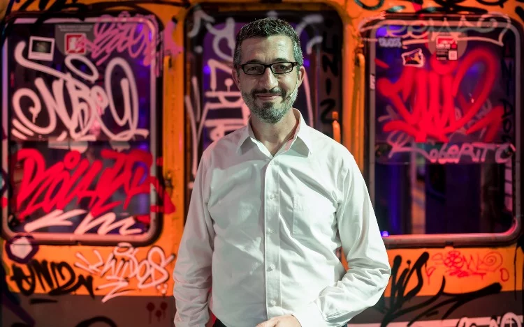 
			"Democratizar la tecnología y ponerla al alcance de más personas, a costos más accesibles, debe convertirse en una condición sine qua non de los que trabajamos a diario en esta industria".