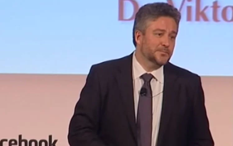 «La psicología crea la economía»